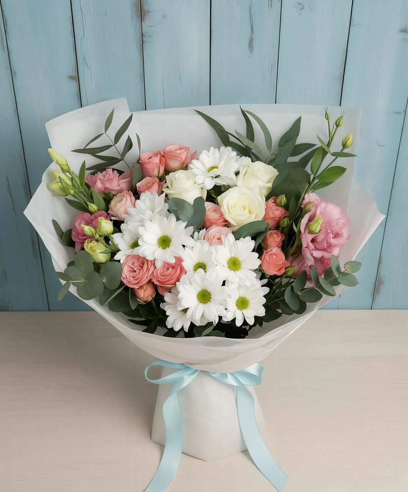 Букет цветов из: Розы, Лизиантусы и Хризантемы в Брикет
