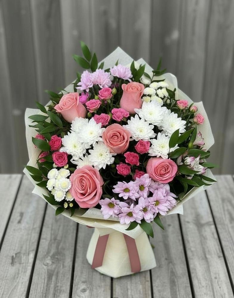 Букет цветов из: Альстромерии, Гвоздики, Розы и Хризантемы в Брикет