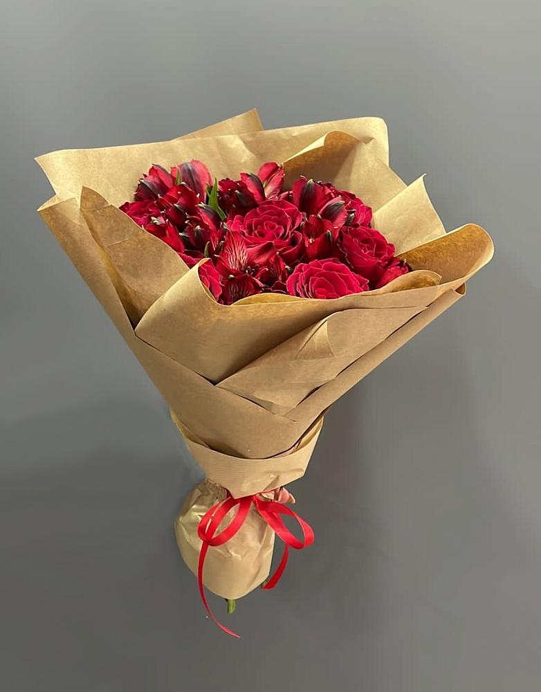 Букет цветов из: Альстромерии и Розы в Брикет