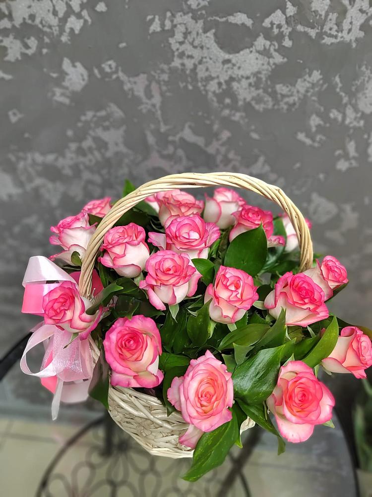Цветочная композиция из Розы в корзине в Брикет
