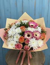 Букет цветов из:  Розы, Герберы и Хризантемы в Брикет