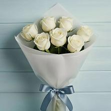 Букет 7 Белых роз Эдлесс Лав в Брикет