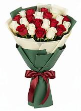 Букет Микс из красных и белых роз в Брикет