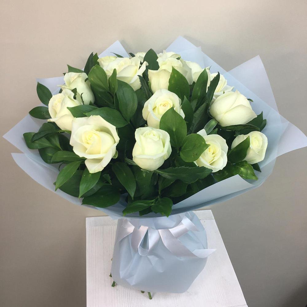 Букет 15 Белых роз Проуд в Брикет