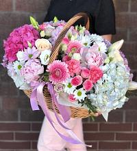 Цветочная композиция из Розы, Хризантемы, Пионы и Лизиантусы в корзине в Брикет