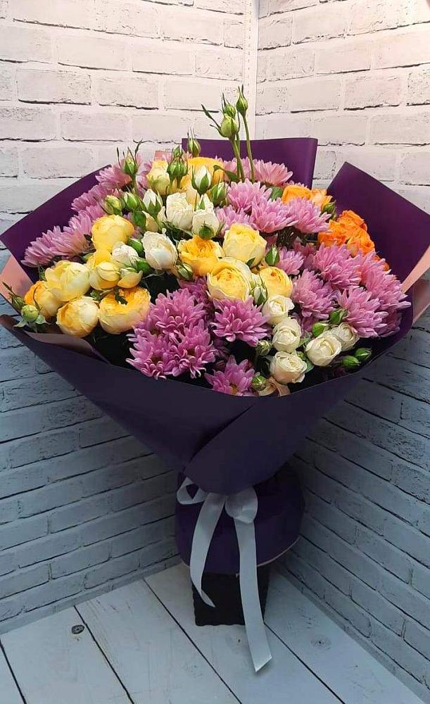 Букет цветов из: Хризантемы и Розы в Брикет