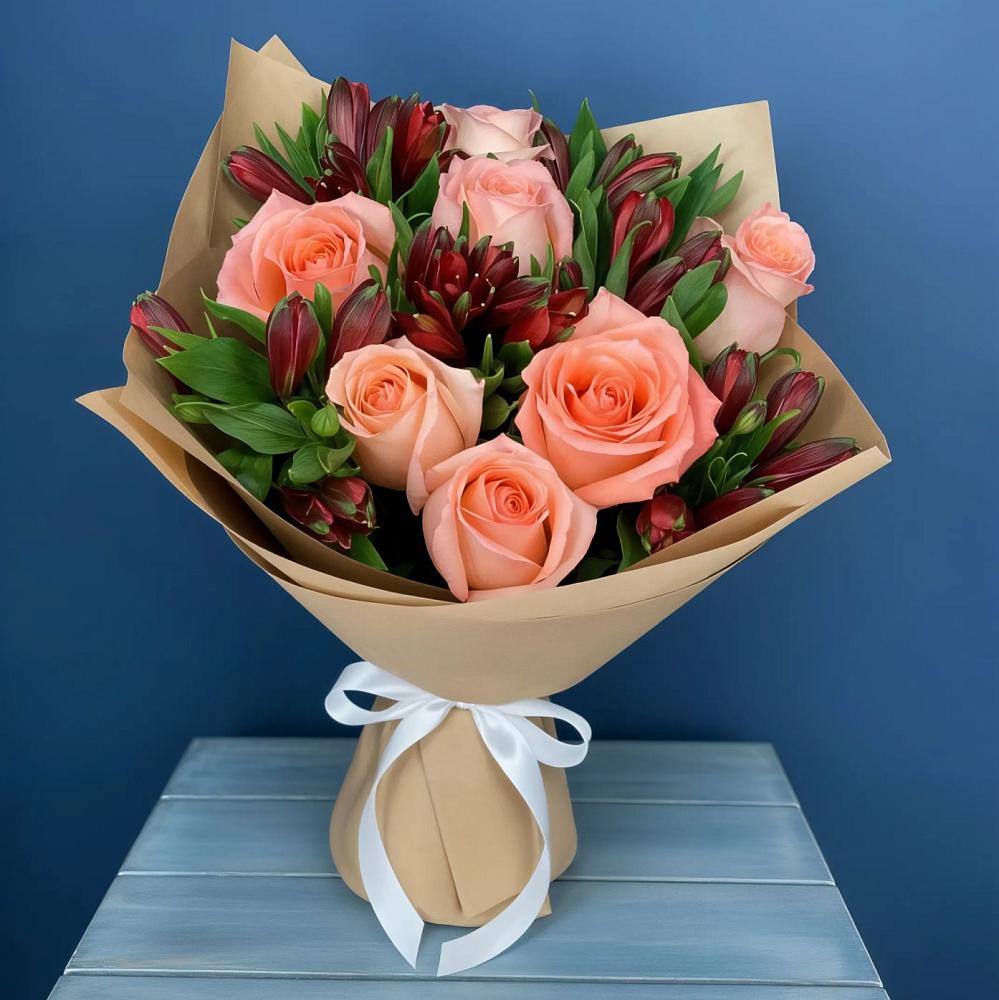 Букет цветов из: Розы и Альстромерии в Брикет