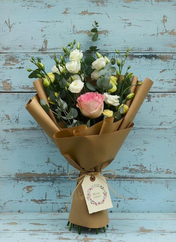 Букет цветов из: Розы и Лизиантусы в Брикет