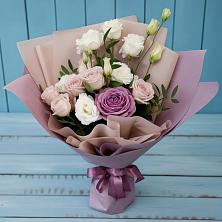 Букет цветов из:  Розы и Лизиантусы в Брикет
