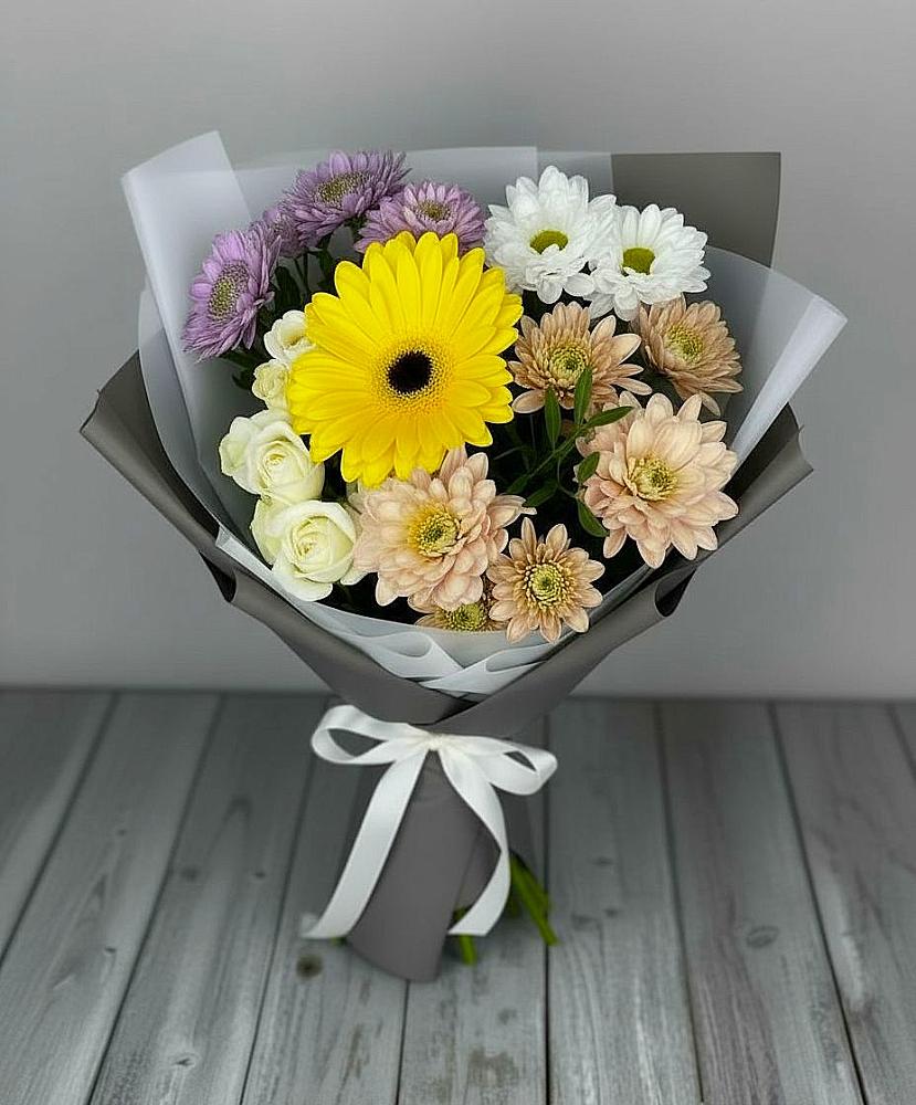Букет цветов из: Розы, Герберы и Хризантемы в Брикет