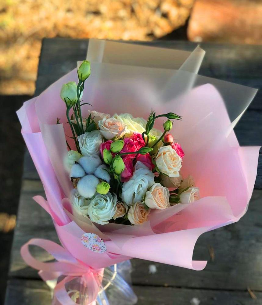 Букет цветов из: Розы и Лизиантусы в Брикет