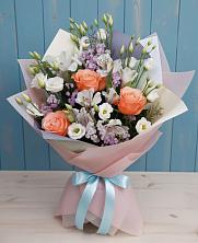 Букет цветов из:  Лизиантусы, Розы, Альстромерии и Гипсофила в Брикет