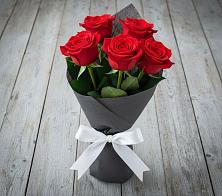 Букет 5 Красных роз Эдлесс Лав в Брикет