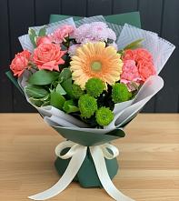 Букет цветов из:  Гвоздики, Розы, Герберы и Хризантемы #REPLACE_PRED# Брикет