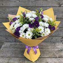 Букет цветов из:  Ирисы, Хризантемы и Ромашки в Брикет