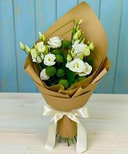 Букет цветов из:  Хризантемы и Лизиантусы в Брикет