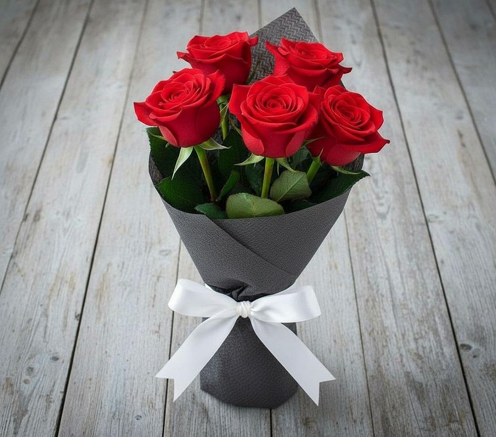 Букет 5 Красных роз Эдлесс Лав в Брикет