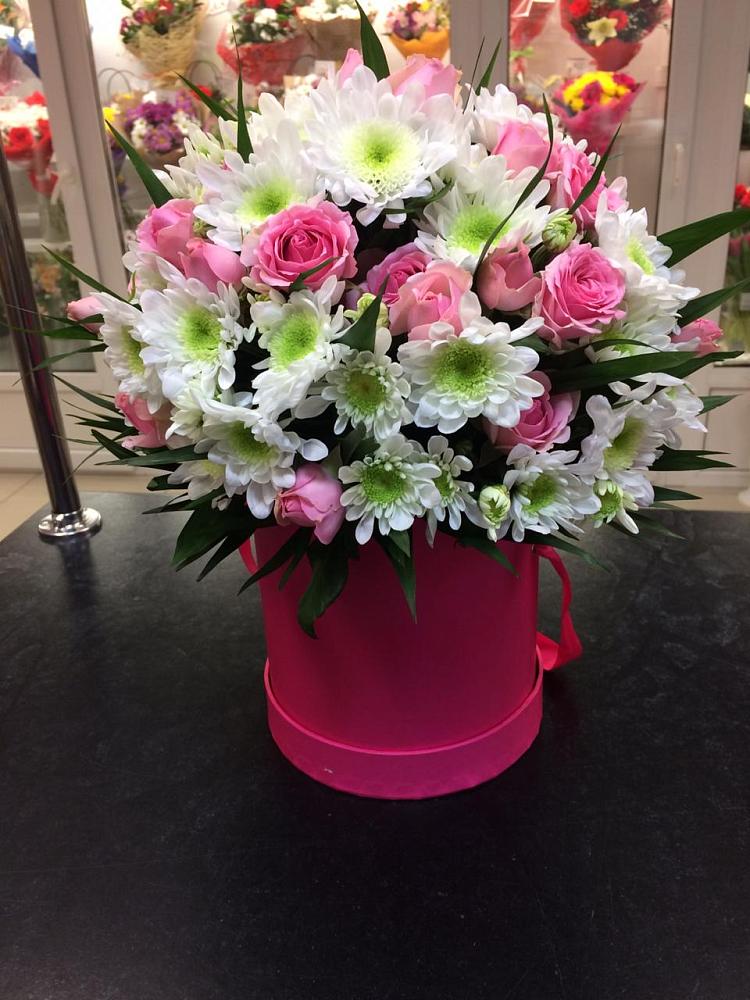 Цветочная композиция из Розы и Хризантемы в шляпной коробке в Брикет