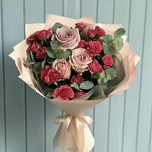 Букет цветов из:  Гвоздики и Розы в Брикет