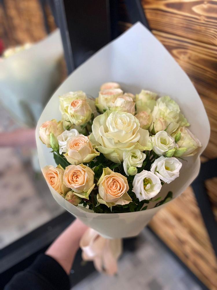 Букет цветов из: Розы и Лизиантусы в Брикет