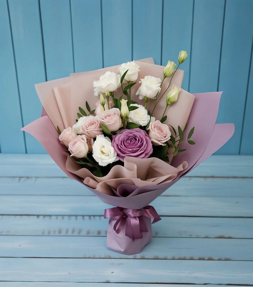 Букет цветов из: Розы и Лизиантусы в Брикет